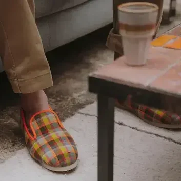  Charentaises écossaise Orange avec doublure pure laine et semelle antiglisse de la gamme Georges et Thérèse 1931.