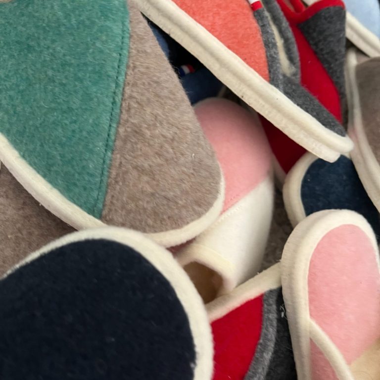 chaussons et pantoufles Georges et Thérèse Pantoufles et chaussons colorées en feutre, avec des motifs variés et des textures douces.